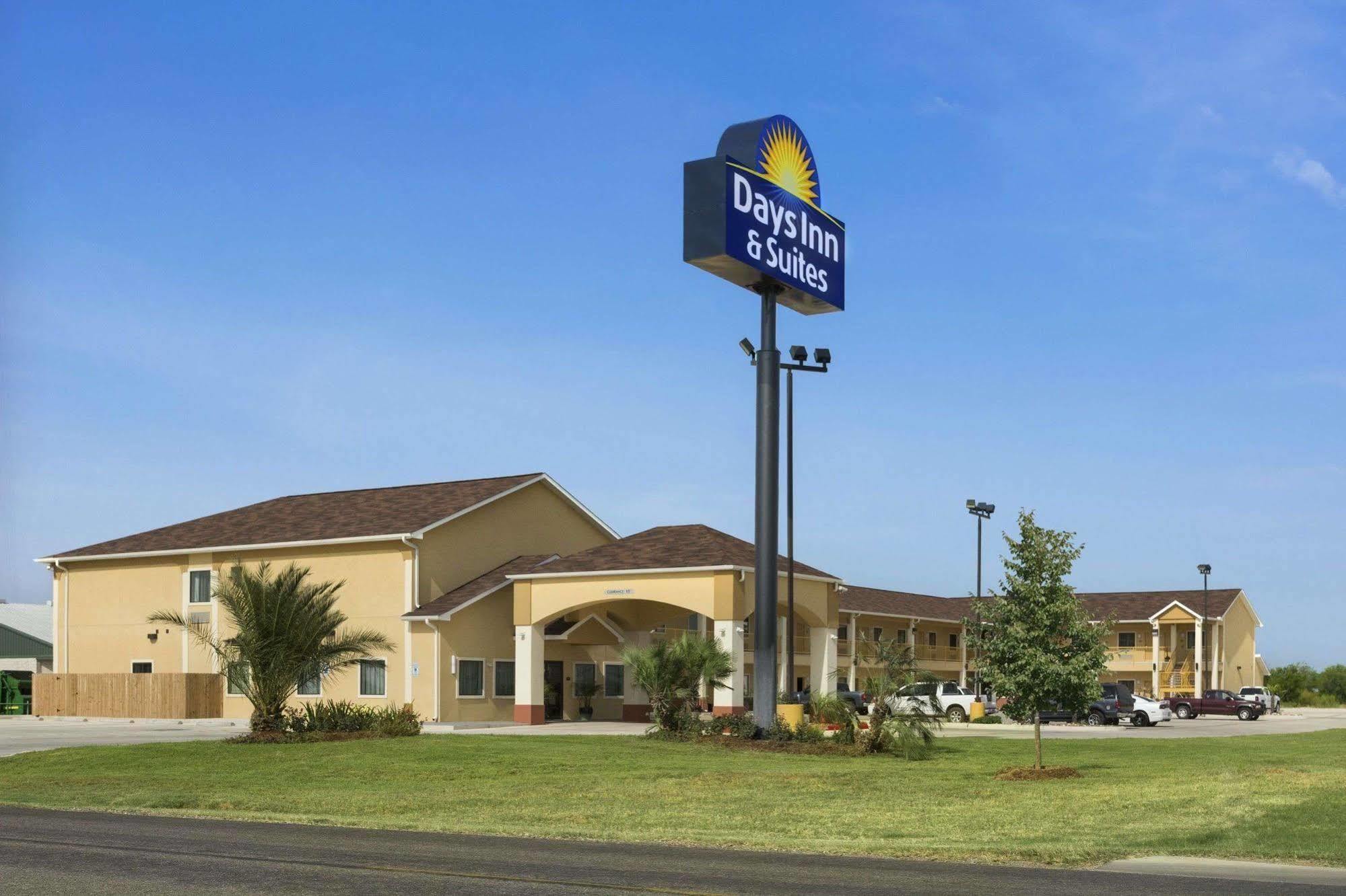 Days Inn Pearsall Екстериор снимка