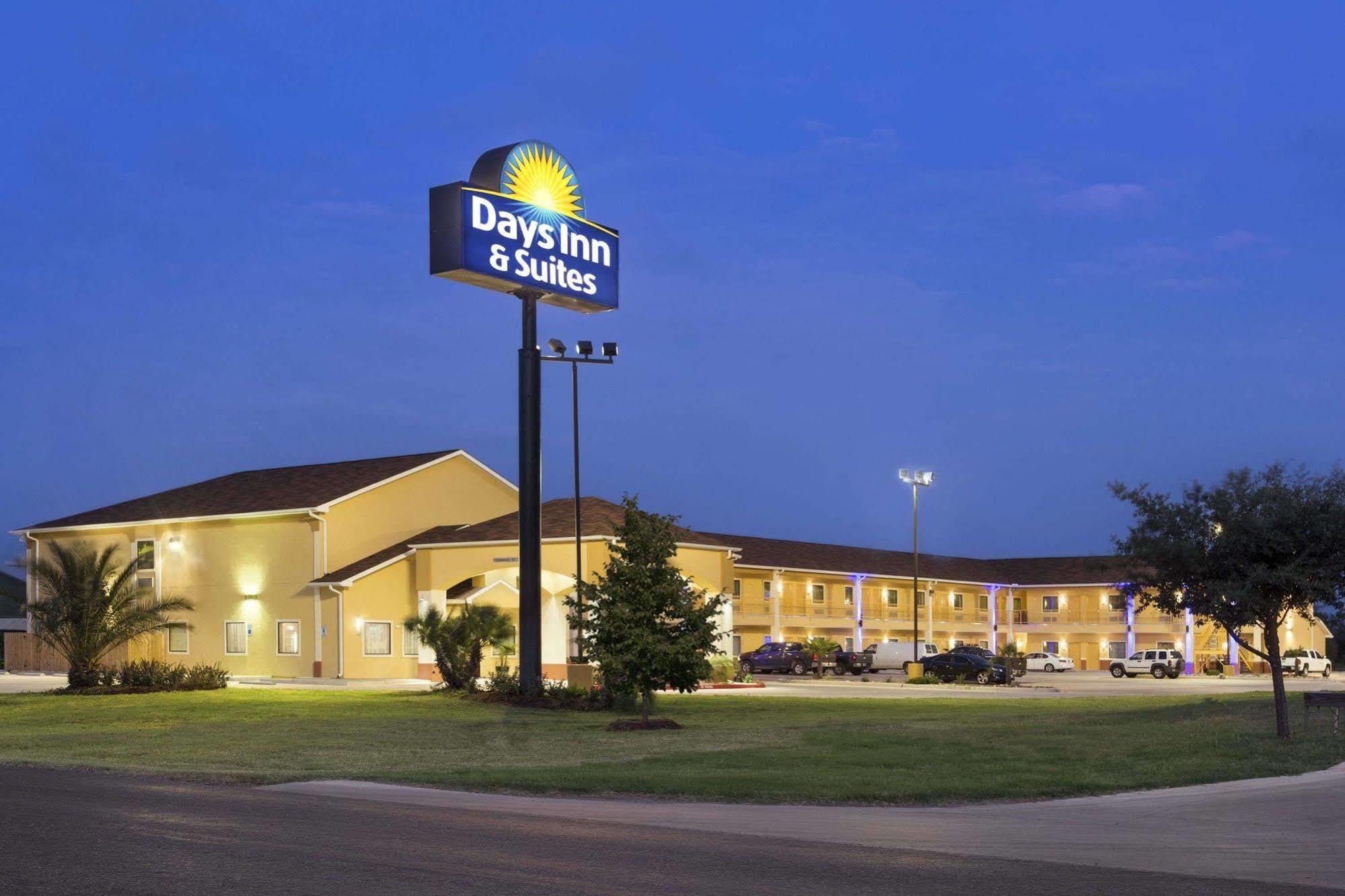 Days Inn Pearsall Екстериор снимка