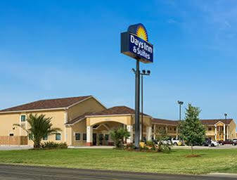 Days Inn Pearsall Екстериор снимка